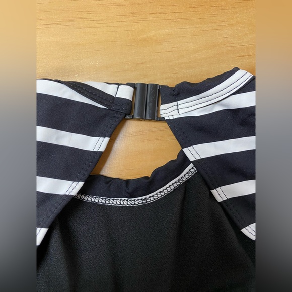 black+white striped short sleeve one piece swimsuit with cutout back • sz: XS-S - Picture 3 of 3